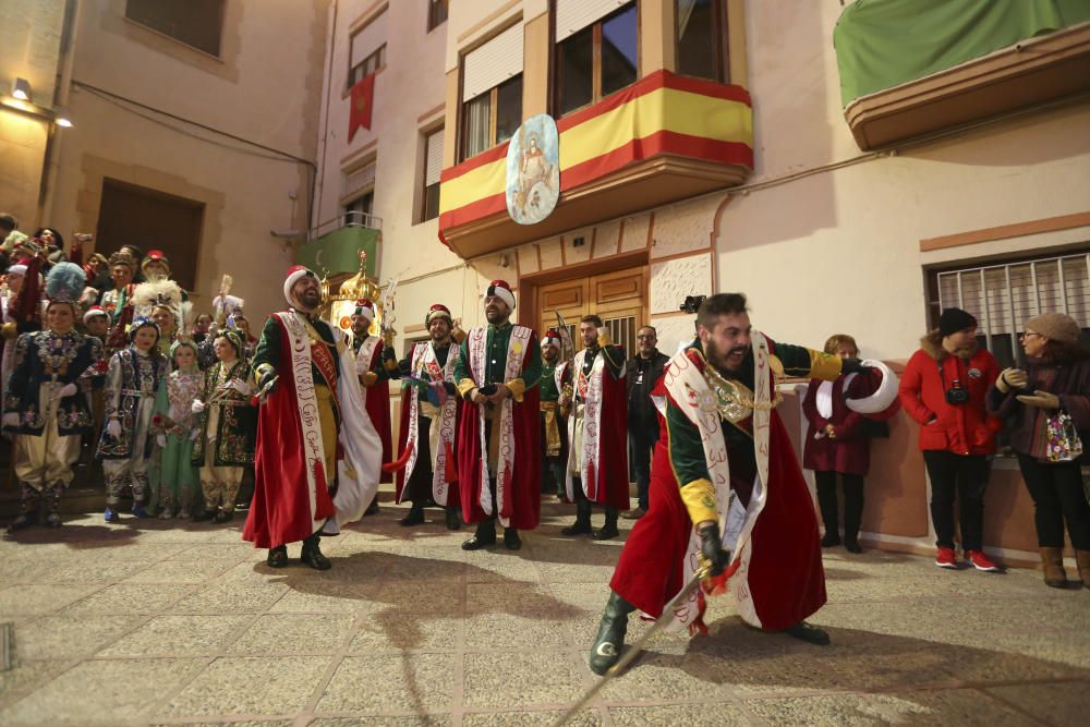 La comparsa Turcos sacude las calles a cinco días de los Moros y Cristianos de Sax