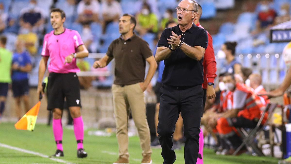 JIM aplaude a sus jugadores en el partido ante el Ibiza en el estreno liguero en casa.