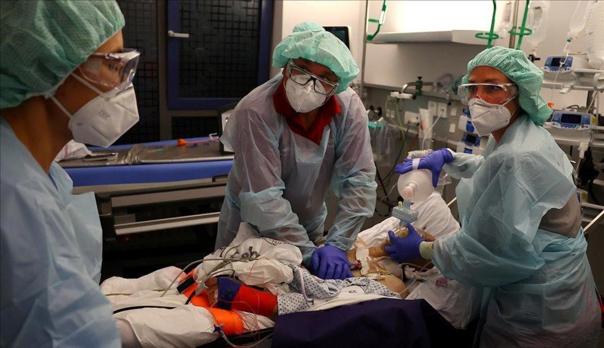 Un doctor y un paramédico preparan el traslado de un paciente en la localidad de Hanau.