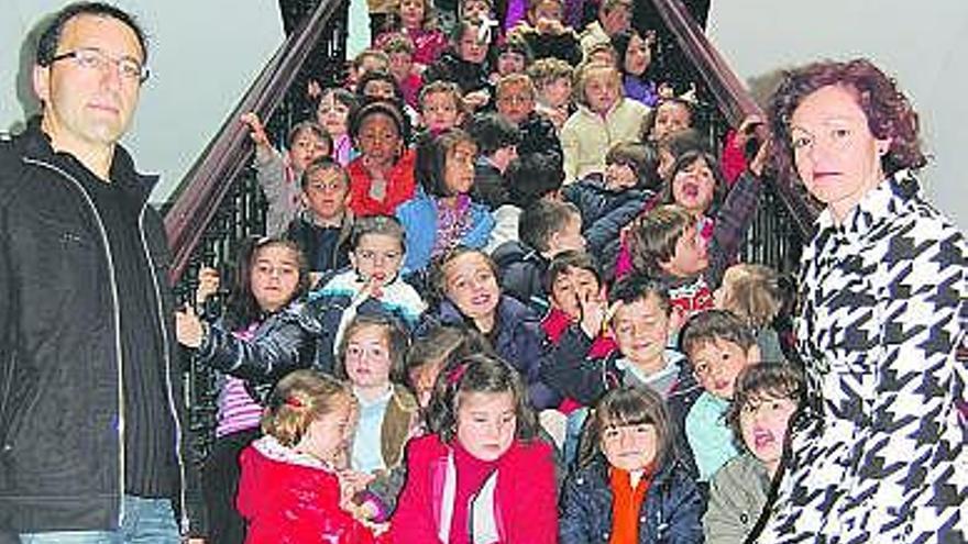 Un grupo de alumnos del Colegio de Educación Infantil Peña Careses visitaron el Ayuntamiento de Siero y fueron recibidos por el alcalde, José Antonio Noval, en el salón de plenos, donde ocuparon el lugar de los concejales, informa M. NOVAL. En la imagen, los niños tras la recepción.