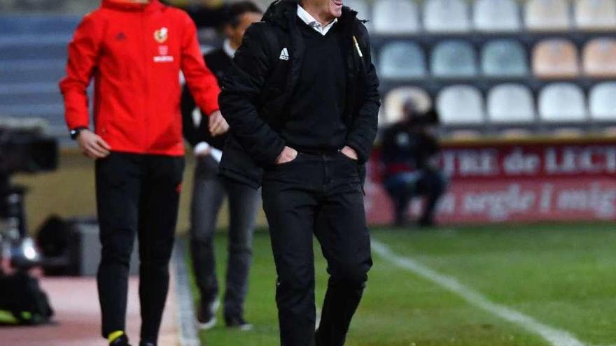 Juan Antonio Anquela, siguiendo el partido desde la banda ayer en Reus.