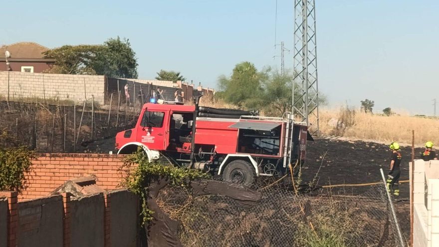 Los bomberos de Córdoba extinguen un incendio en la parcelación de La Golondrina