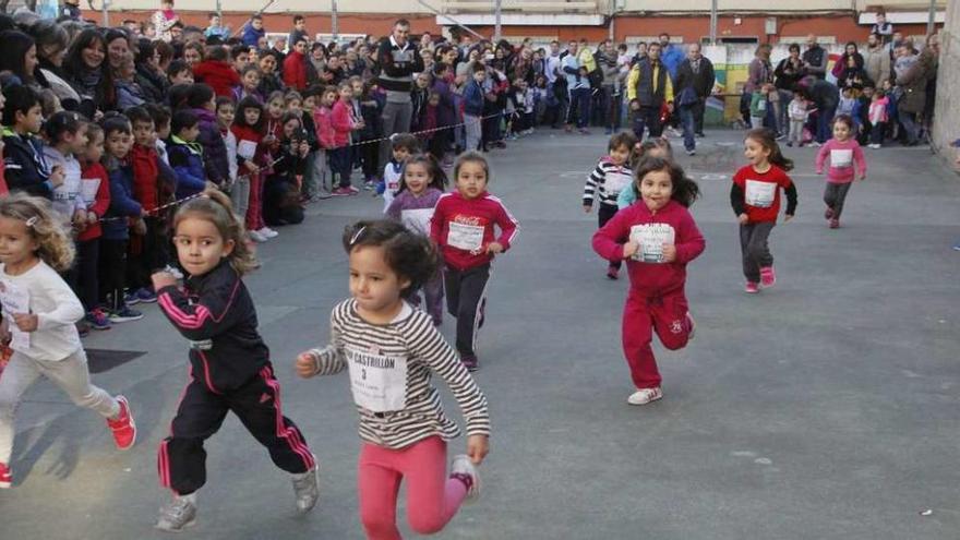 La séptima edición del cross escolar de Nazaret se desarrolló ayer por la mañana en el entorno del colegio cangués con más de 400 participantes. // S.Álvarez