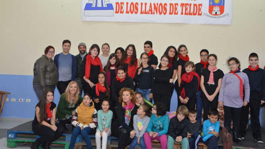 Alumnos, padres y monitora, el lunes, en la sede de la asociación de vecinos Las Cantoneras de Telde.