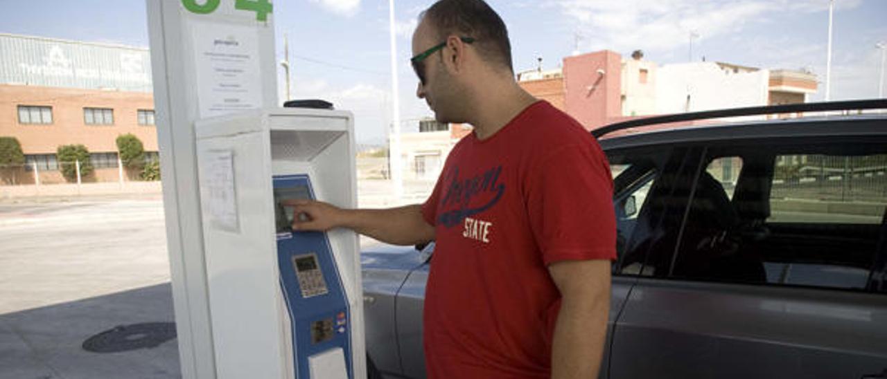 Las gasolineras prevén hasta 6.000 despidos y detectan 100 &#039;low cost&#039; ilegales