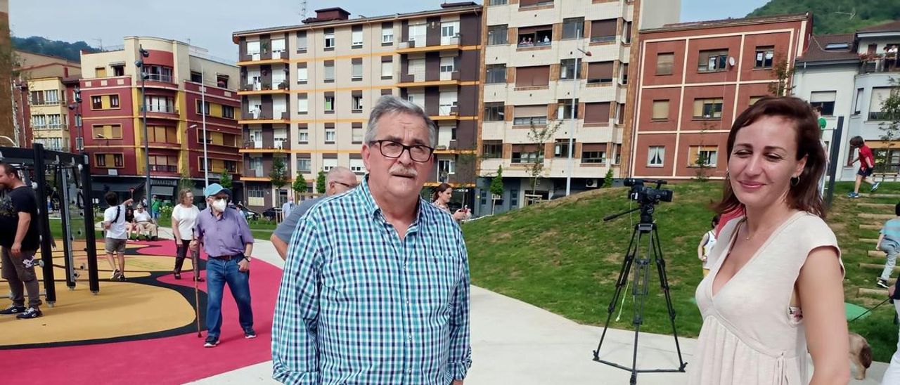 Aníbal Vázquez, junto a la entonces edil de Desarrollo Urbano Sostenible, Delia Campomanes, en la jornada de inauguración del parque de La Mayacina.