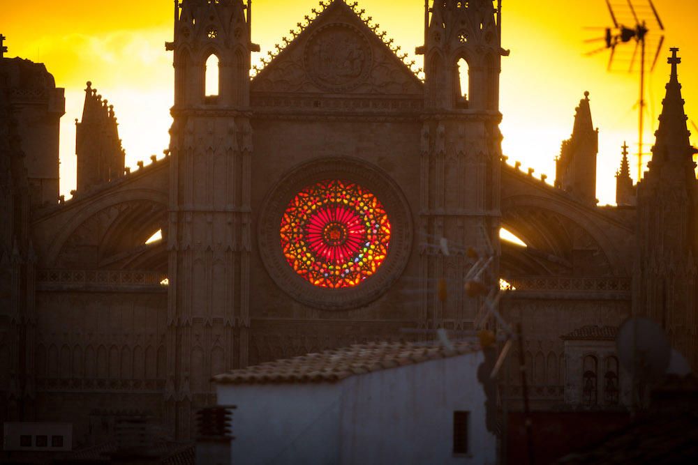 Más de 500 personas admiran el solsticio de invierno en la Seu