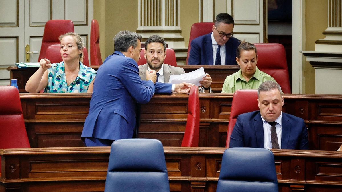 Jacob Quadri (c) conversa con el presidente del grupo parlamentario del PP, Juan Manuel García Casañas.