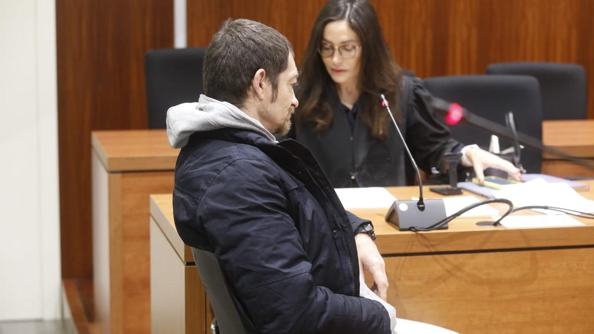 José Miguel C. O., este martes, en el banquillo de los acusados de la Audiencia Provincial de Zaragoza junto a su abogada defensora, la letrada Carmen Sánchez Herrero.