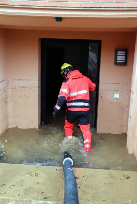 Els Bombers ajudant els veïns de Vilatenim a treure l'aigua
