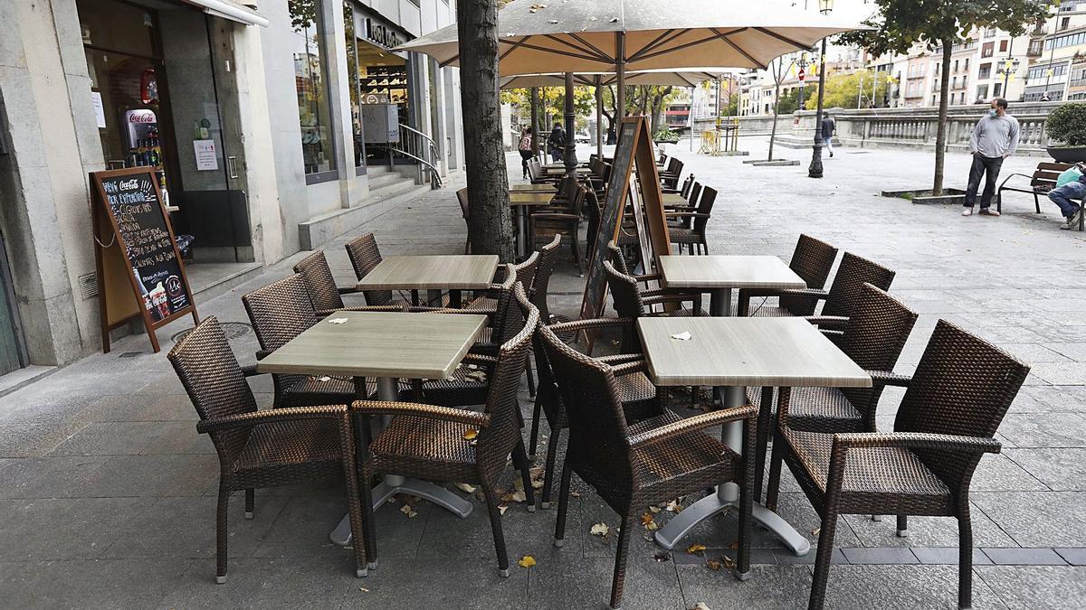 Una terrassa de la Rambla de Girona, tancada a causa de la pandèmia, en una imatge de fa uns mesos. | ANIOL RESCLOSA