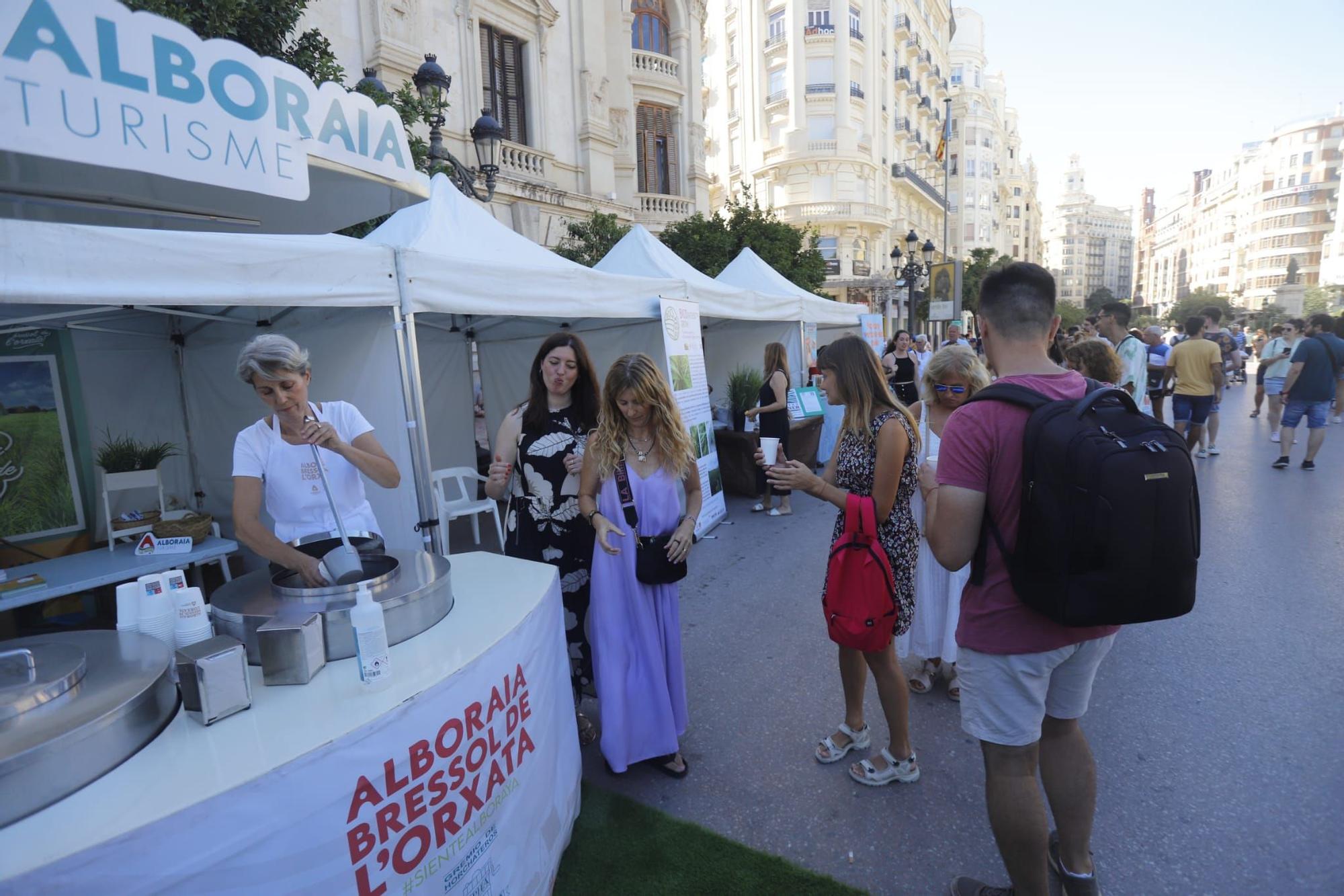 Cientos de personas y degustaciones gratis en el Día de la Horchata en València