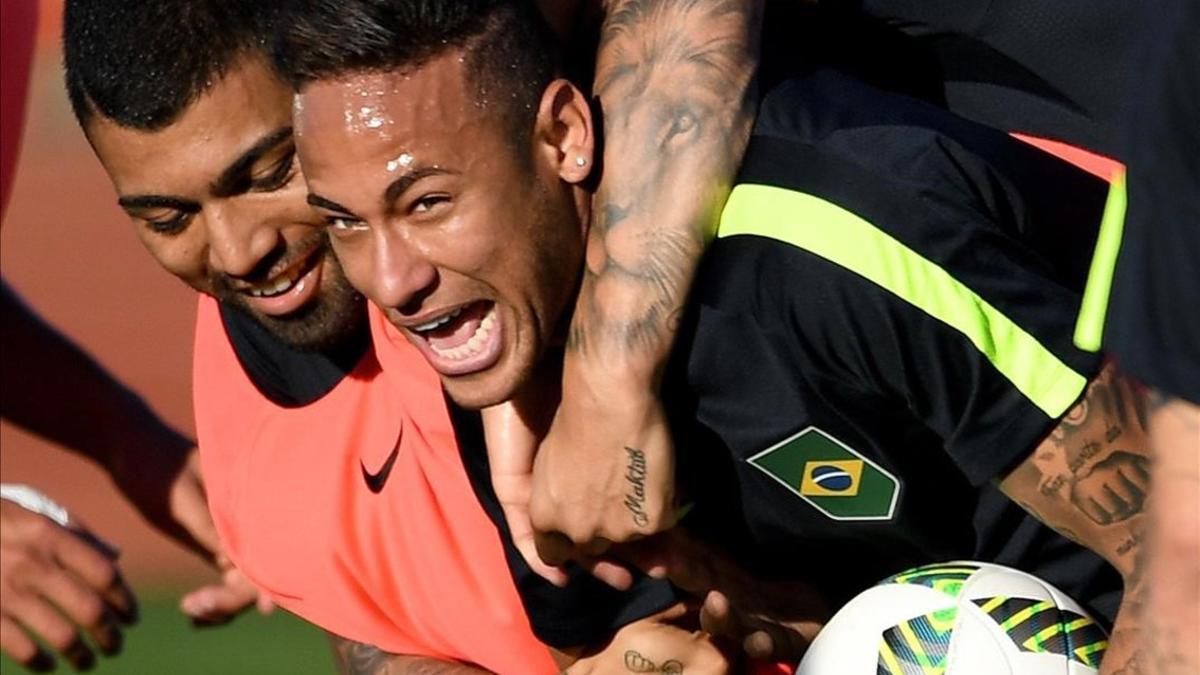 Neymar es agarrado por Gabriel Jesús durante el entrenamiento del día 1 en Brasilia
