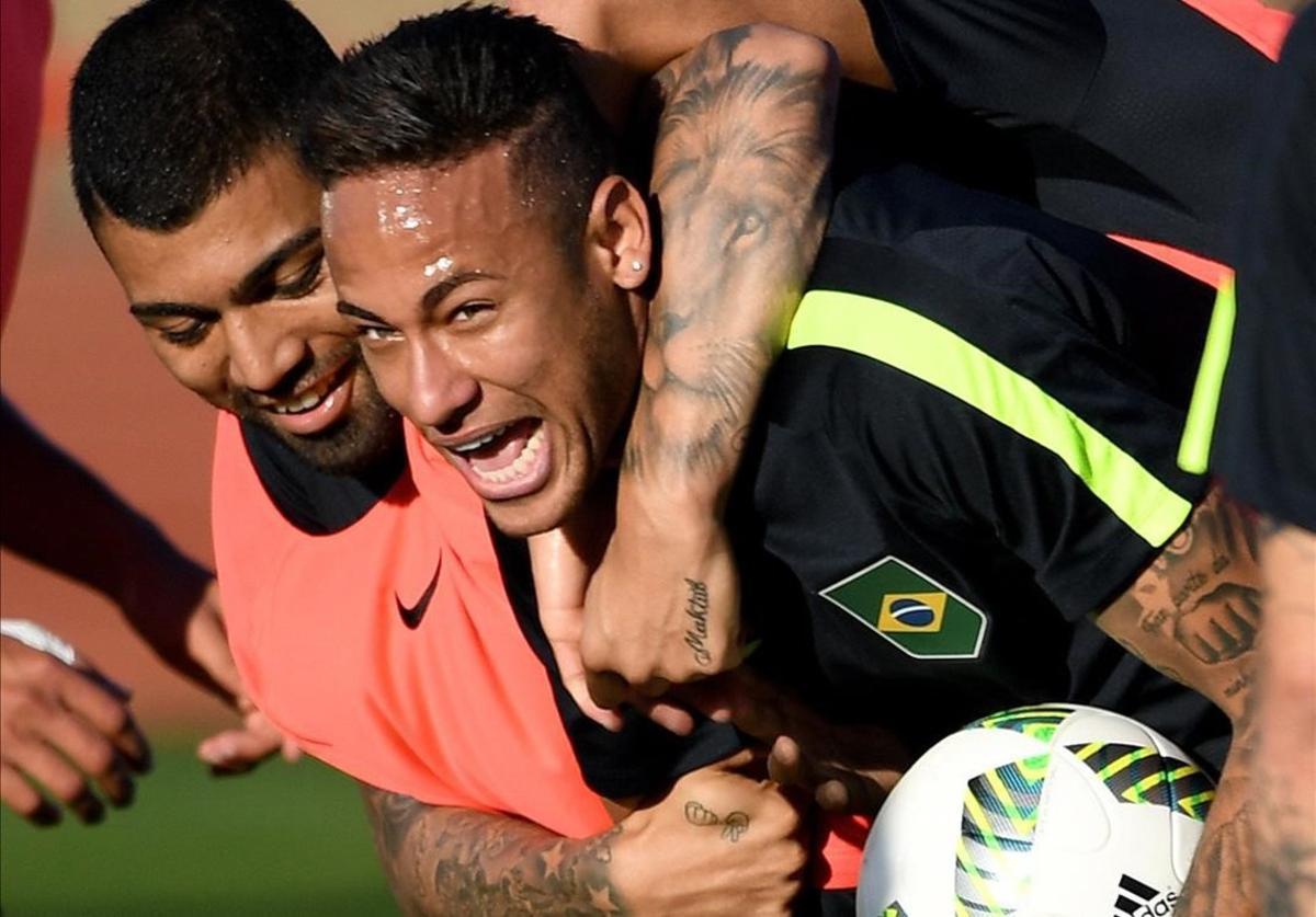 undefined34895155 brazilian footballers neymar  r  and gabriel jesus joke duri160802173527