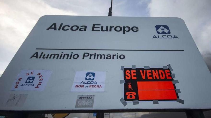 Cartel de la entrada a la fábrica de A Coruña, con varios carteles reivindicativos, colocados ya en 2014.
