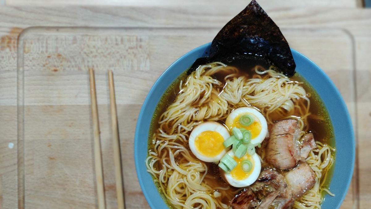 Sopa de fideus asiàtica estil ramen