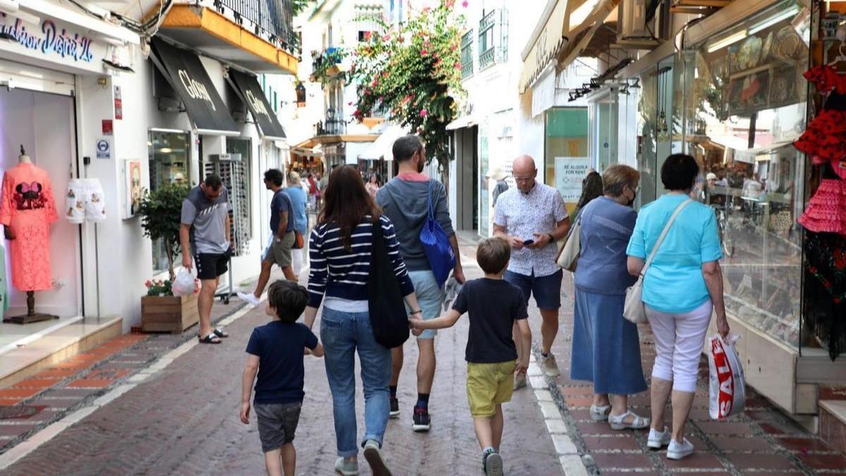 Turistas pasean por una de las calles del casco antiguo de Marbella el pasado verano.