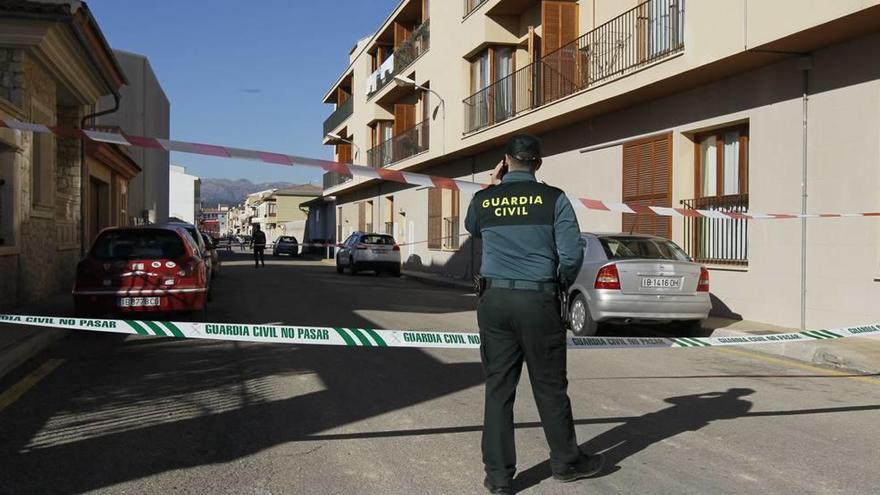 Un agente de la Guardia Civil vigila la zona en la que se produjo el tiroteo en sa Pobla.