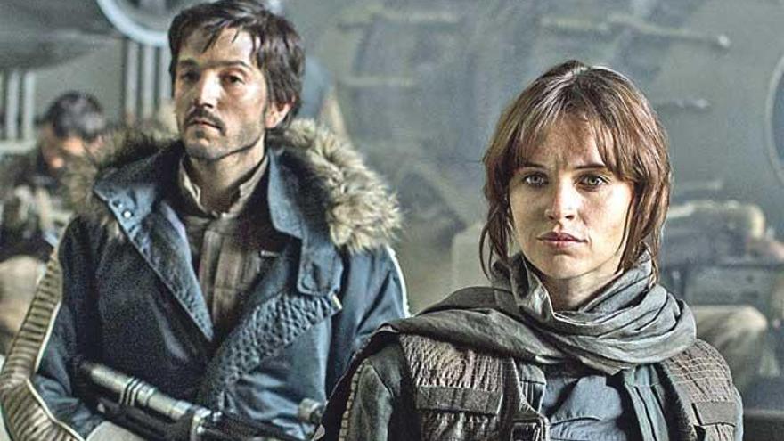 Diego Luna y Felicity Jones en ´Rogue One´.