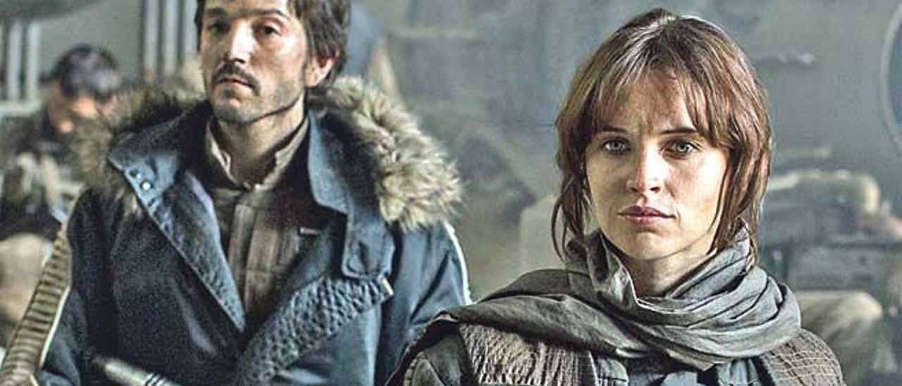 Diego Luna y Felicity Jones en ´Rogue One´.