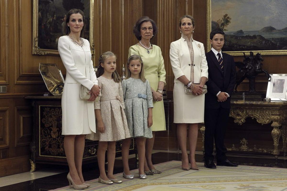 Letizia i les seves filles, la Princesa d’Astúries Elionor i la infanta Sofia, la reina Sofia i la infanta Elena amb el seu fill gran, Felip Joan Froilà aquest matí a La Zarzuela.