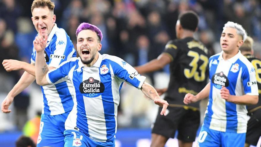 David Mella celebra un gol en la primera vuelta junto a Barbero y a Yeremay. | Iago López