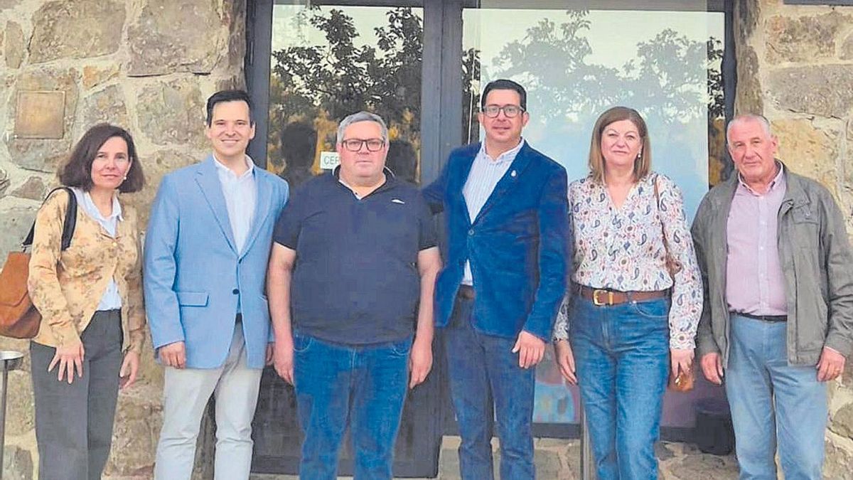 El alcalde de Valencia de Alcántara, Alberto Piris, asiste a la inauguración del nuevo restaurante de Puerto Roque.