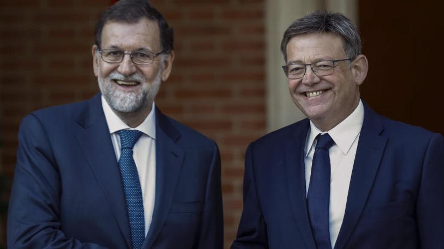 El presidente de la Generalitat, Ximo Puig, recibido por el presidente del Gobierno, Mariano Rajoy, hoy en el Palacio de la Moncloa