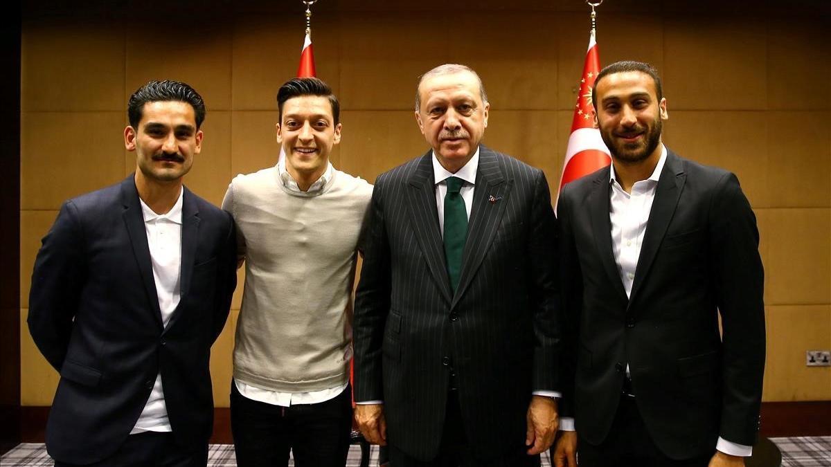 De izquierda a derecha, Gundogan, del City; Özil, del Arsenal; el presidente Erdogan y Tosun, del Everton, en el palacio presidencial.