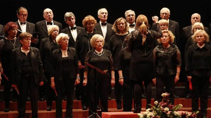 El coro del Centro Asturiano de Oviedo, ayer, durante su actuación en Avilés.