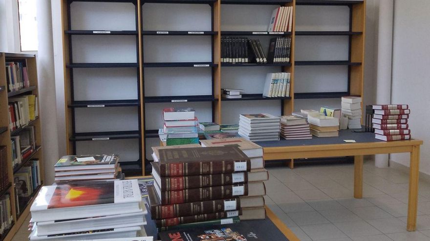 Trabajos de reordenación de libros en la biblioteca de Riaño, en Langreo. | LNE