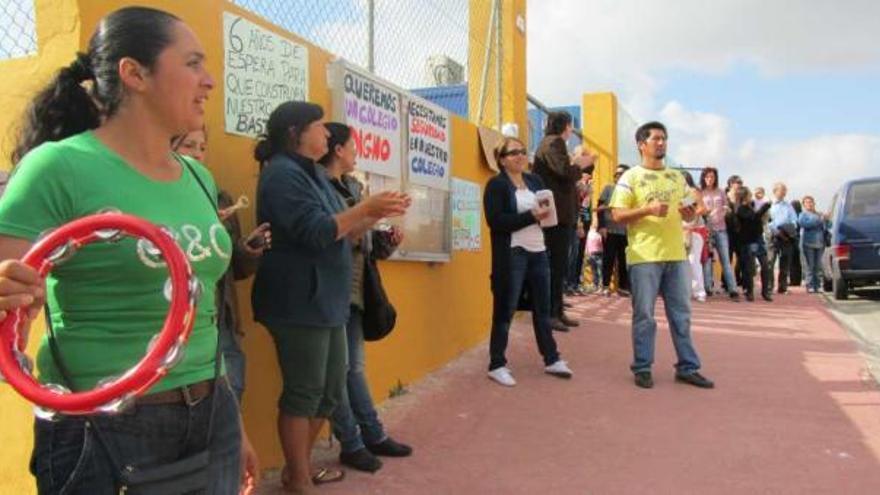 Varios aspectos de la protesta protagonizada por los padres del colegio Amanecer.