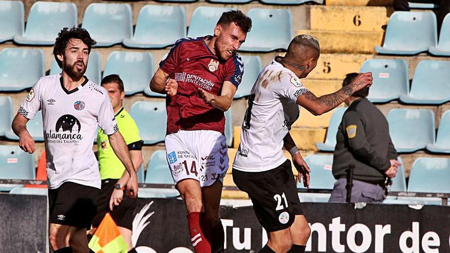 Un jugador del Pontevedra despeja durante el partido de ayer. |  // ÁREA11