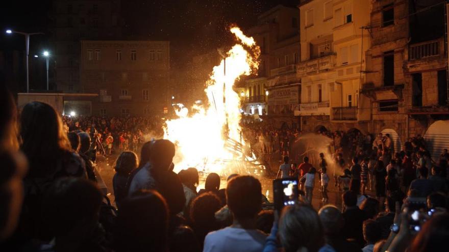 Asistentes a la verbena organizada en O Berbés en 2016. // R. Grobas