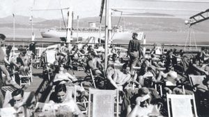 Militares de la Legión Cóndor, en otro buque alemán en Vigo. Tras ellos, el Wilhelm Gustloff.