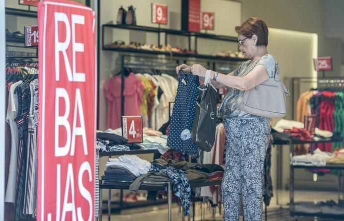 LAS PALMAS DE GRAN CANARIA A 30/06/2017. Rebajas de verano en las tiendas de la zona comercial de Triana. FOTO: J.PÉREZ CURBELO