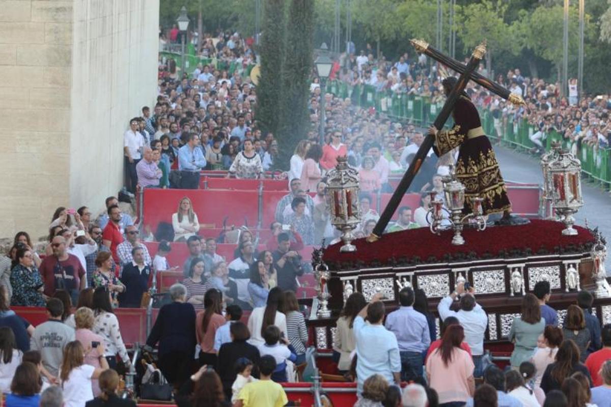 Una tarde primaveral envuelve a las cofradías el Lunes Santo