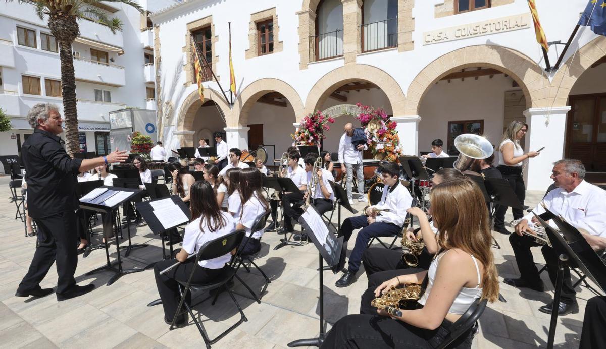 La Banda Jove de la Escola de Música de Santanyí durante su actuación en Santa Eulària. | | J.A. RIERA