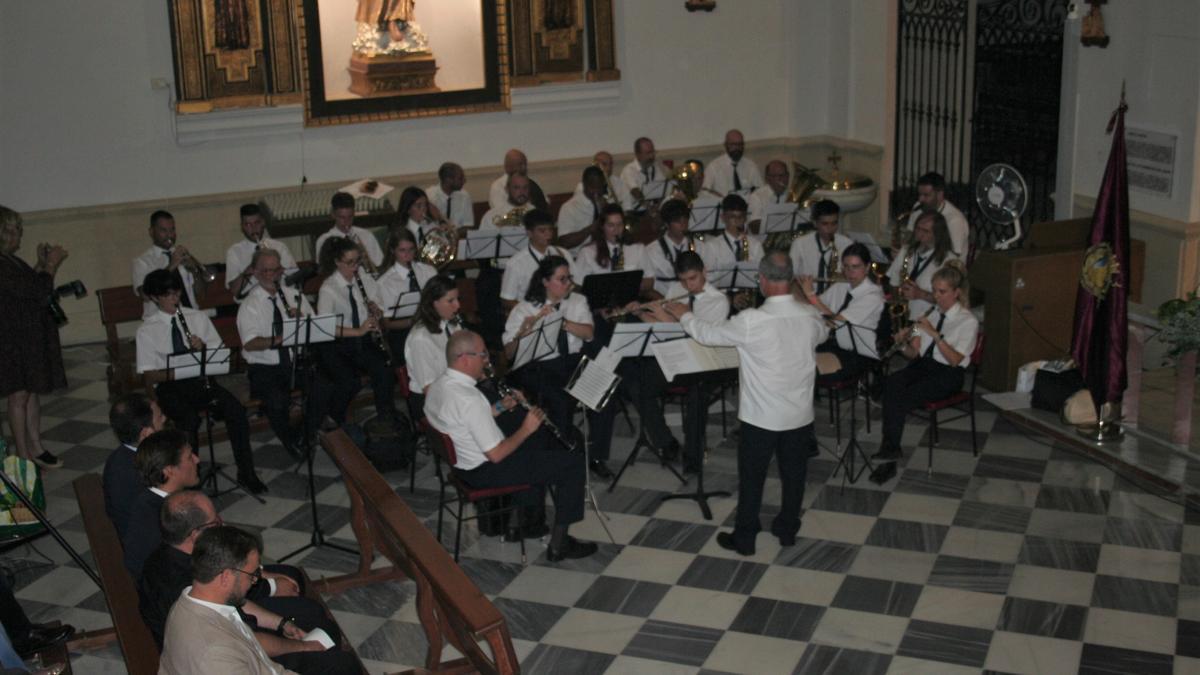 Antonio Manzanera dirigió a la Banda Municipal de Música durante el arranque de las Fiestas Patronales, este domingo.