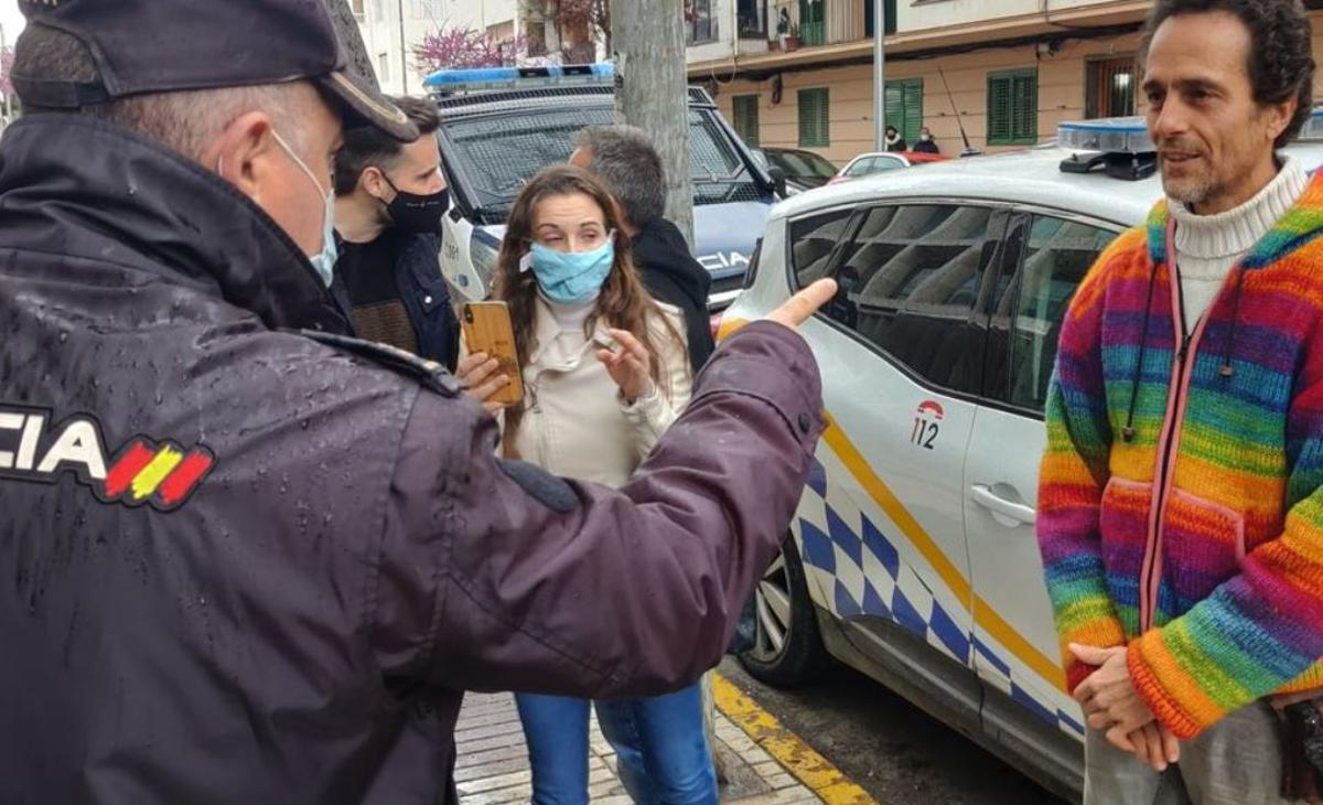 Ángel Ruiz Valdepeñas, en una protesta frente al Consell de Ibiza.