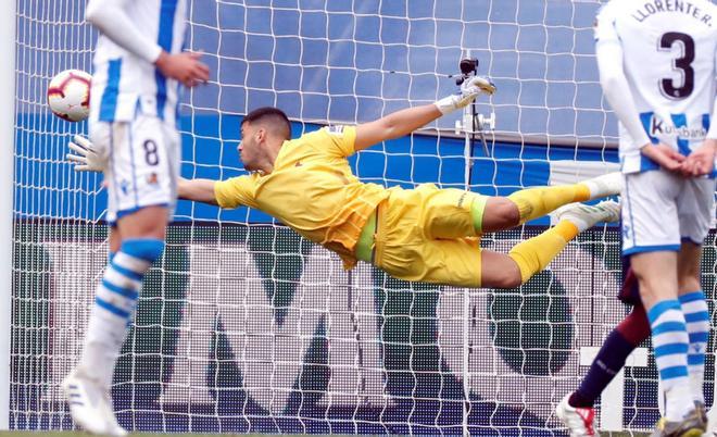 El portero argentino de la Real Sociedad Gerónimo Rulli (c), durante el partido de la trigésimo segunda jornada de LaLiga Santander que Real Sociedad y Eibar disputan esta tarde en el Estadio Municipal de Anoeta, en San Sebastián.