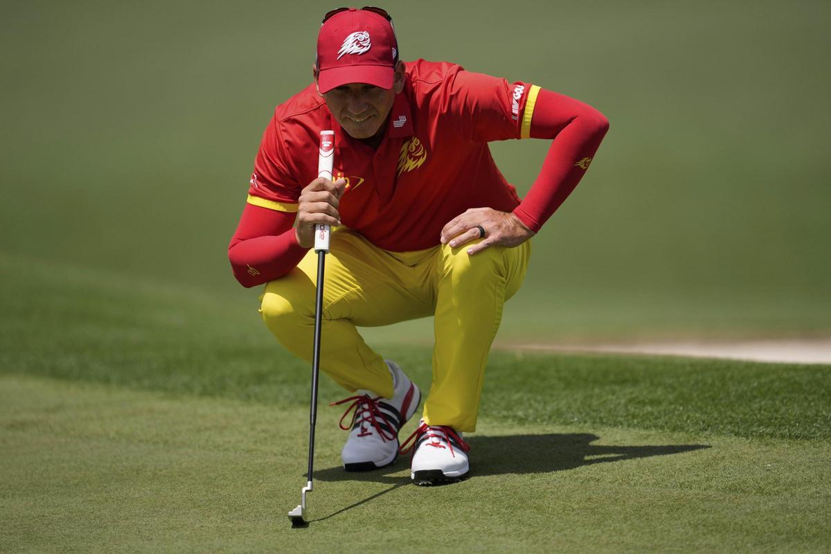 Sergio García estudia un putt durante su primera vuelta en Augusta