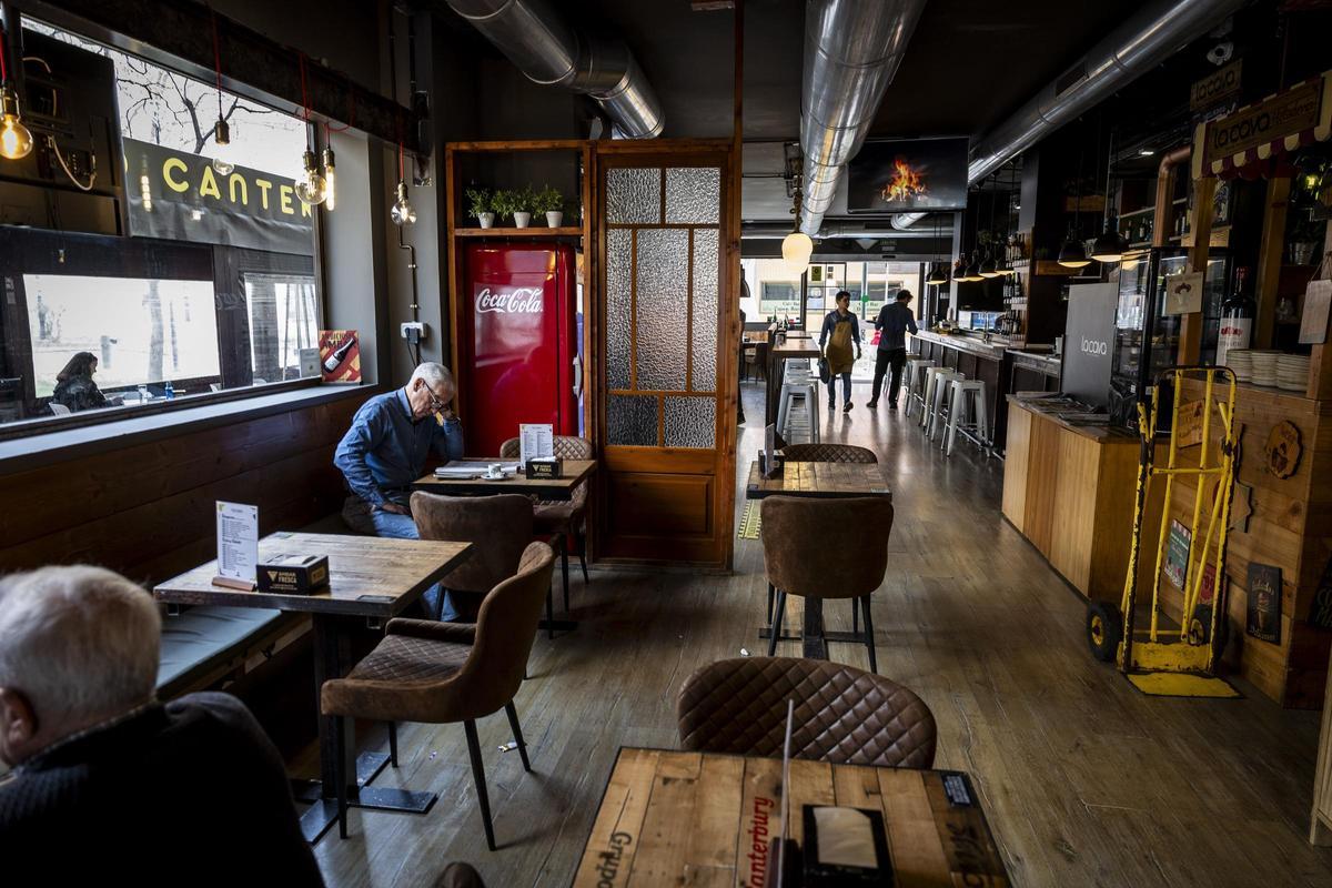 En imágenes | La Cava, el restaurante del Actur que conquistó al barrio más exigente de Zaragoza con su cocina mediterránea
