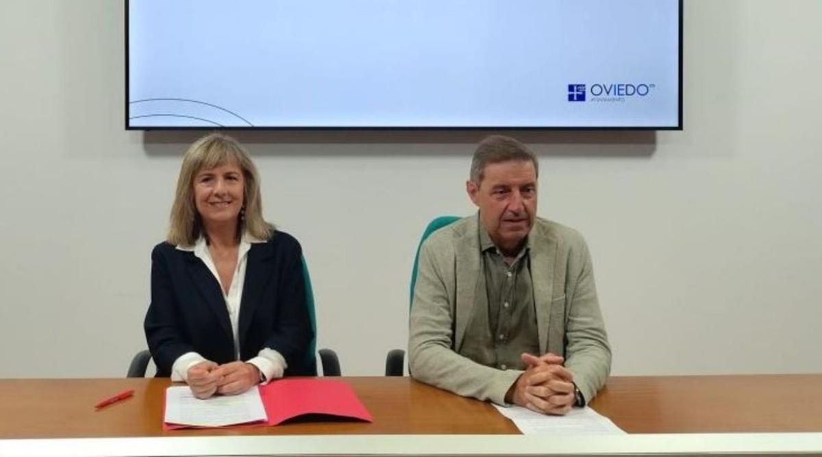 Los concejales socialistas Marisa Ponga y Carlos Fernández Llaneza.