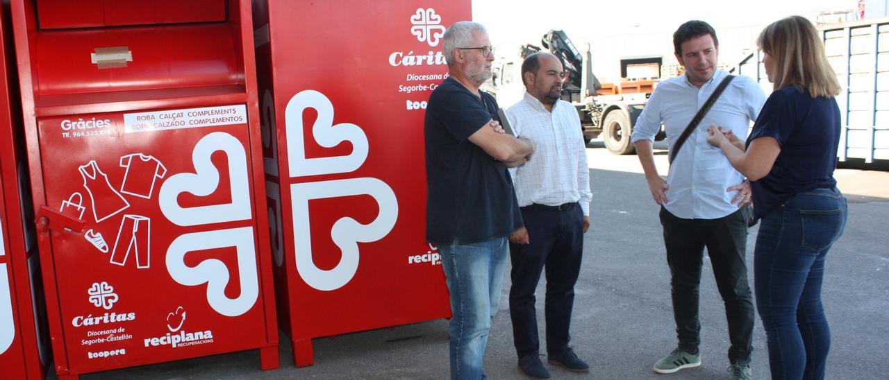 El concejal de Gestión de Residuos, Ignasi Garcia, junto a los contenedores de recogida de ropa usada.