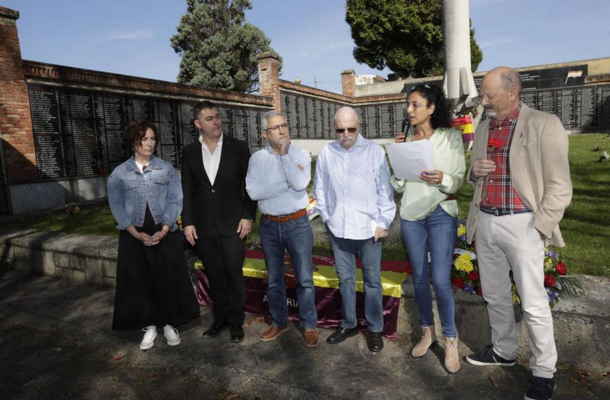 Belén Suárez, con Diego Ruiz de la Peña, durante el acto de Podemos.