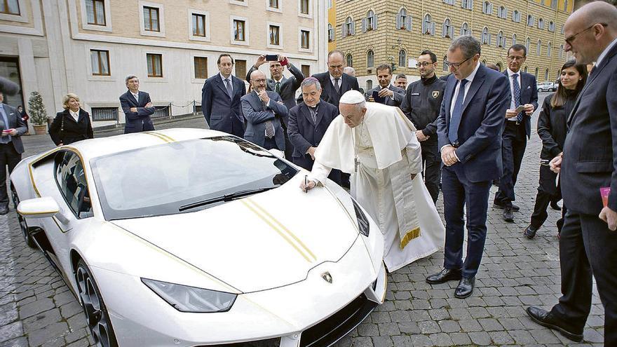El Papa, con el Lamborghini. // Efe