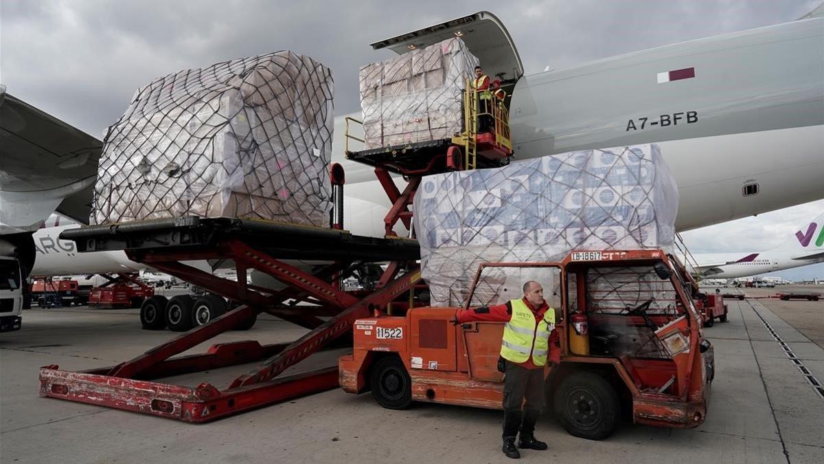Descarga de un avión cargado con material sanitario procedente de China, en Madrid, el pasado 2 de abril