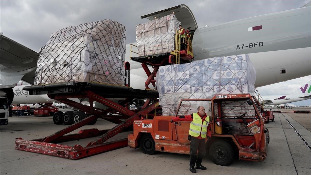 Descarga de un avión cargado con material sanitario procedente de China, en Madrid, el pasado 2 de abril.