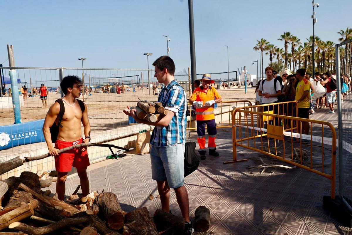 Reparto de leña para la noche de San Juan en València Reparto de leña para la noche de San Juan en València